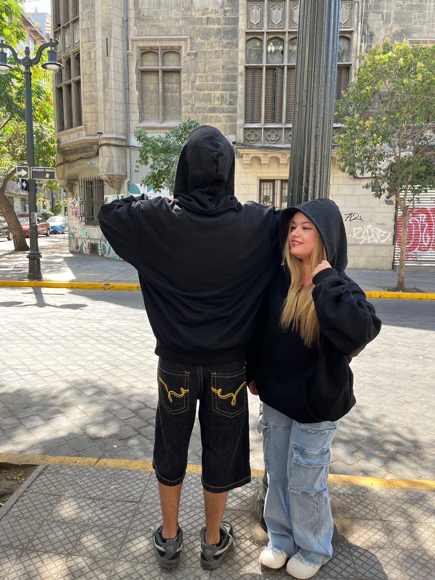 Hoodie basic negro mangas globo