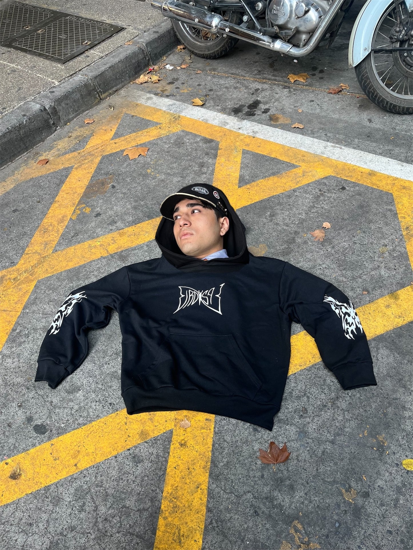 Hoodie Butterfly world club modelo negro mangas globo