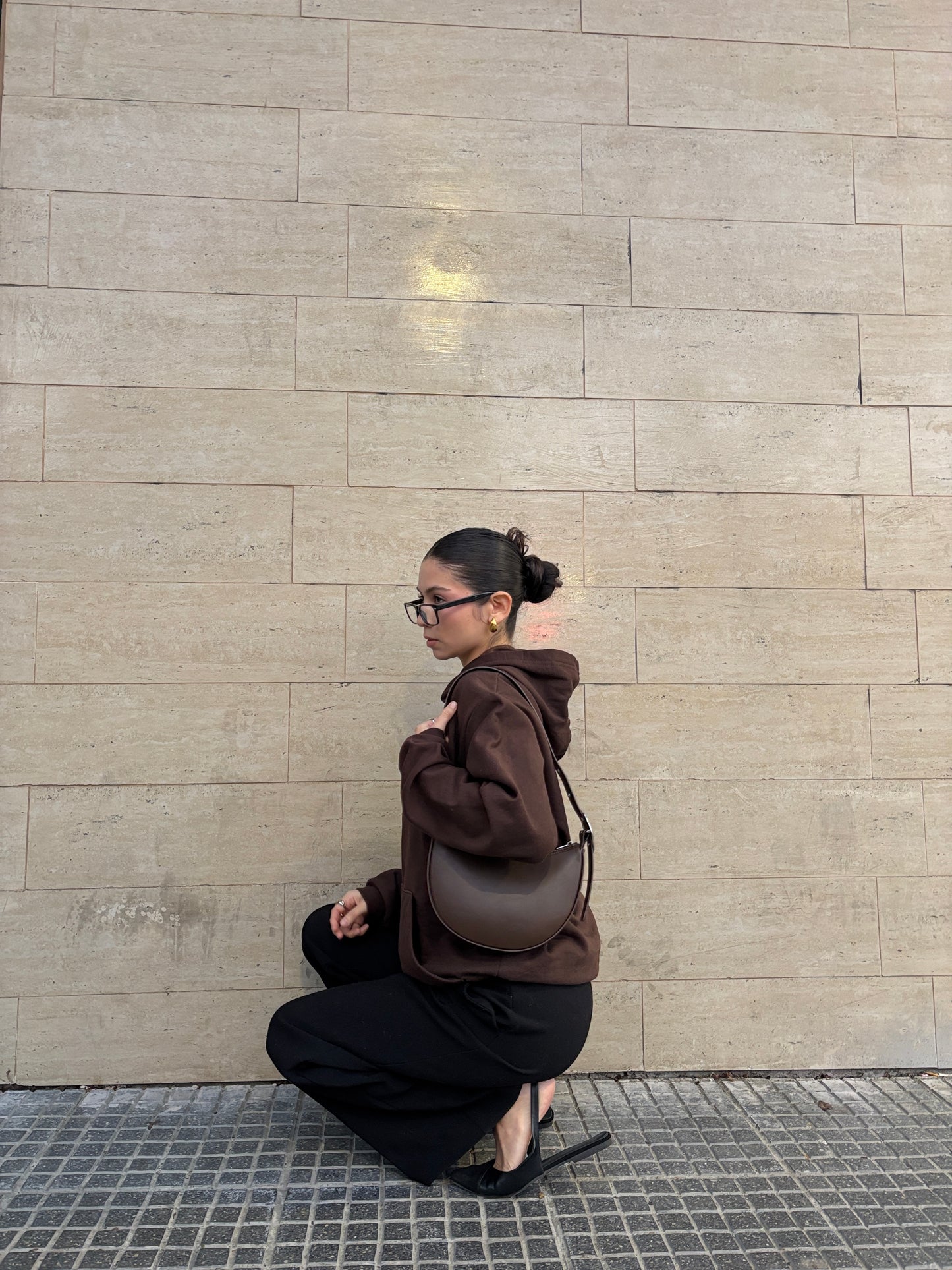 Hoodie Basic café modelo clásico