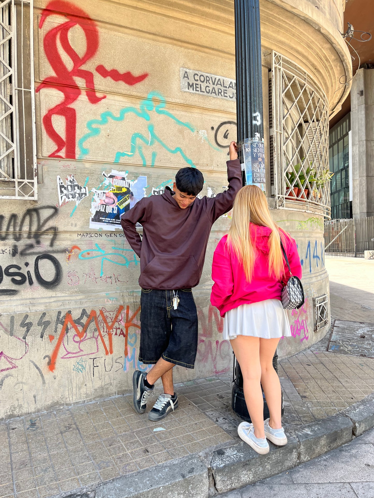 Hoodie basic fuscia modelo clásico