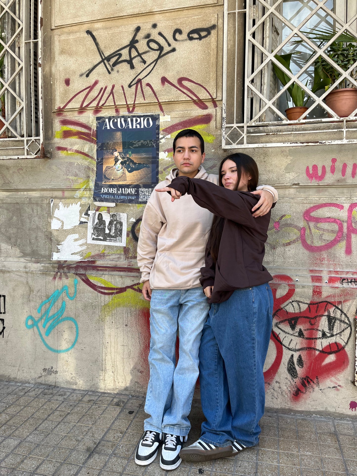 Hoodie basic beige modelo clásico