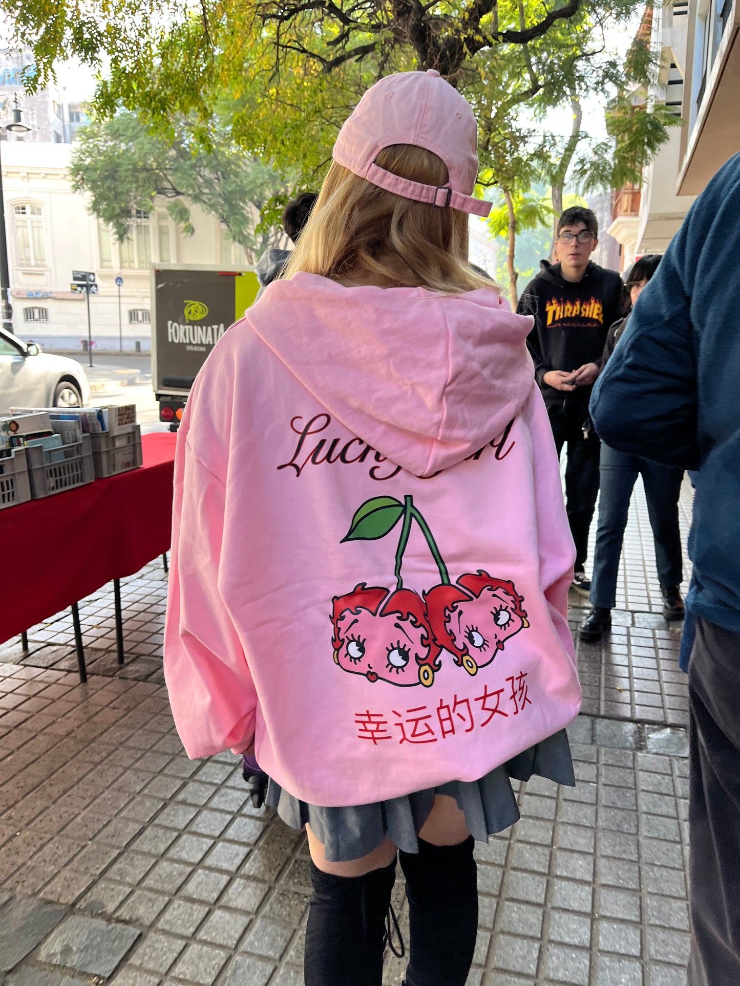 Hoodie cherry modelo mangas globo ⭑