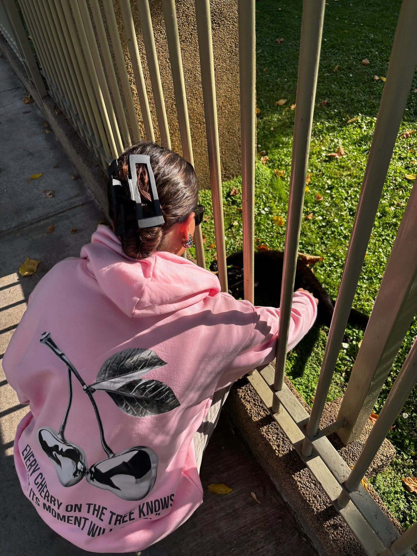 Hoodie cherry modelo clásico rosado pastel