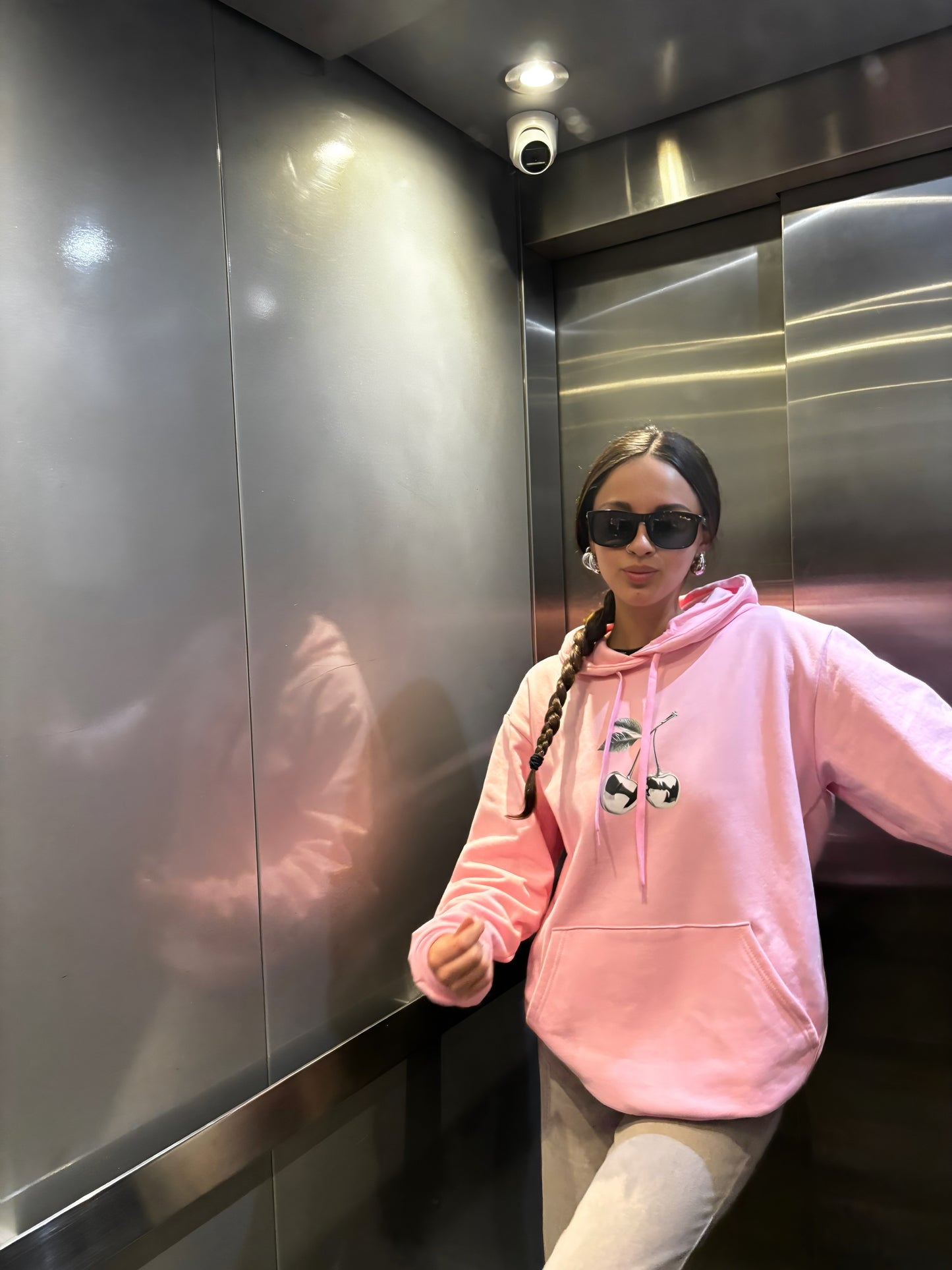 Hoodie cherry modelo clásico rosado pastel
