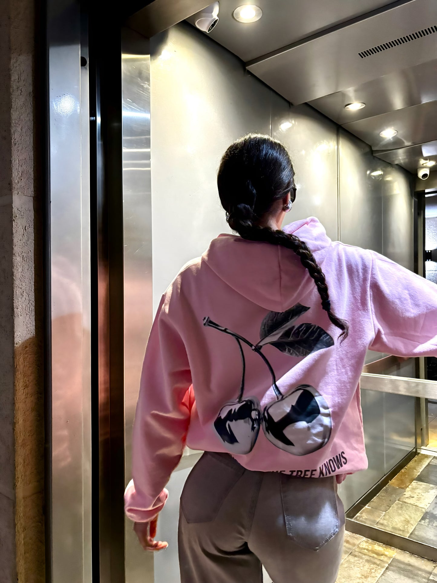 Hoodie cherry modelo clásico rosado pastel