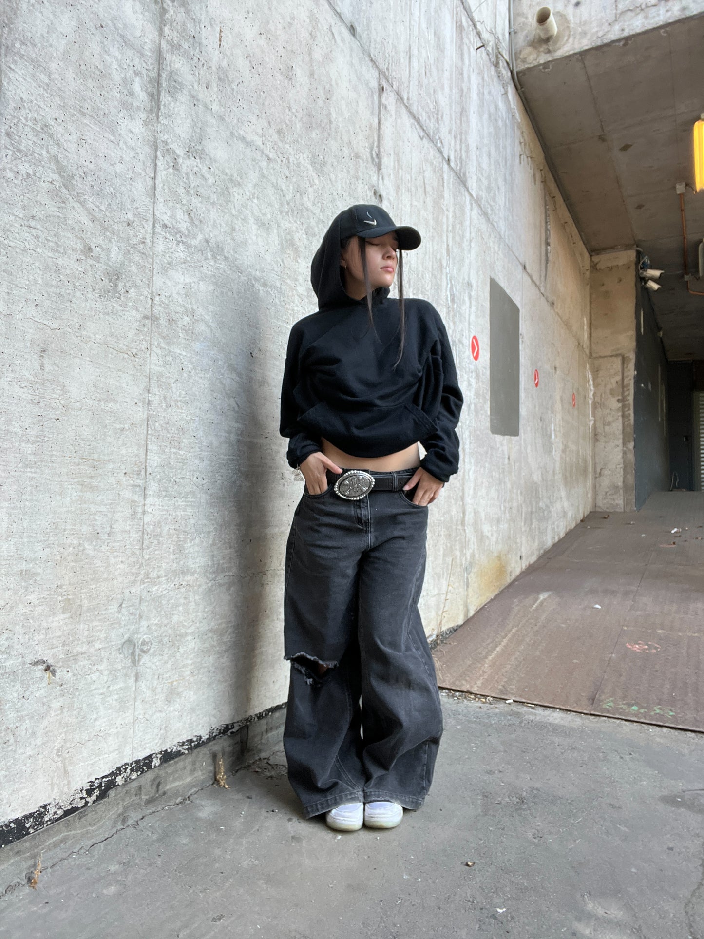 Hoodie basic negro modelo clásico
