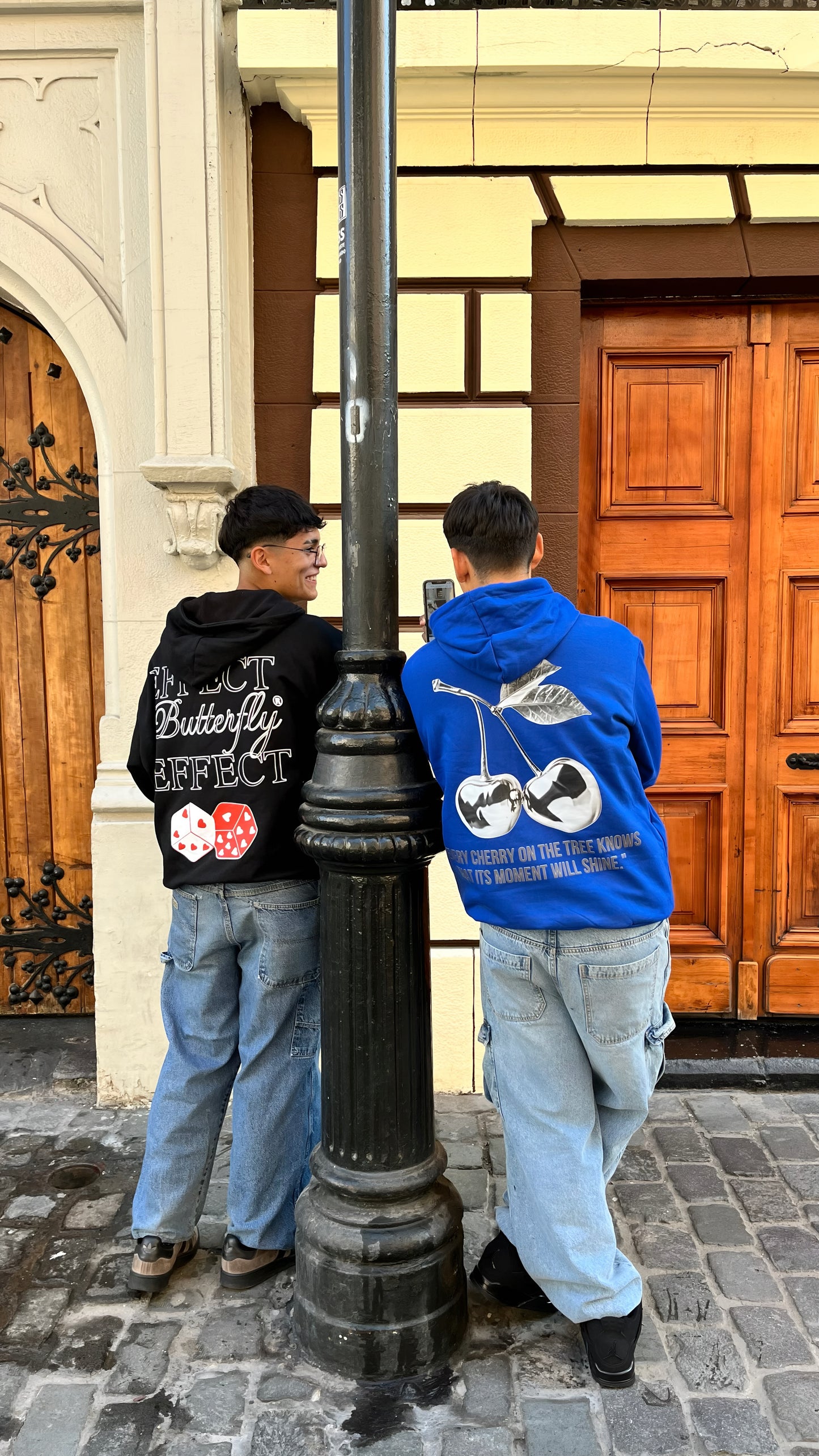 Hoodie  butterfly effect modelo negro mangas globo