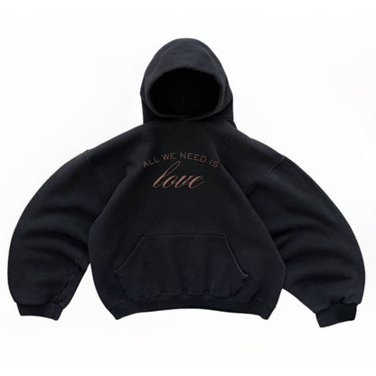 Hoodie Need Love negro mangas globo