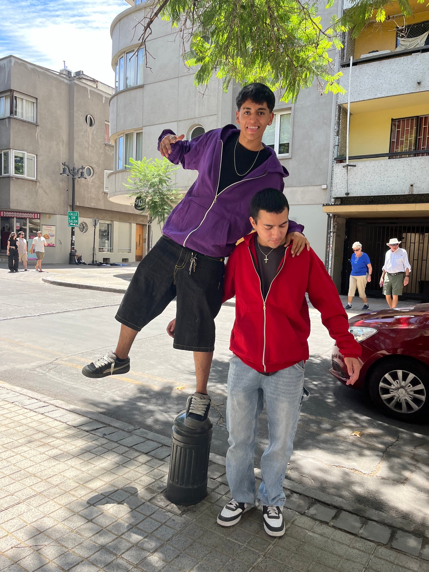 Hoodie basic rojo  zip  modelo clásico