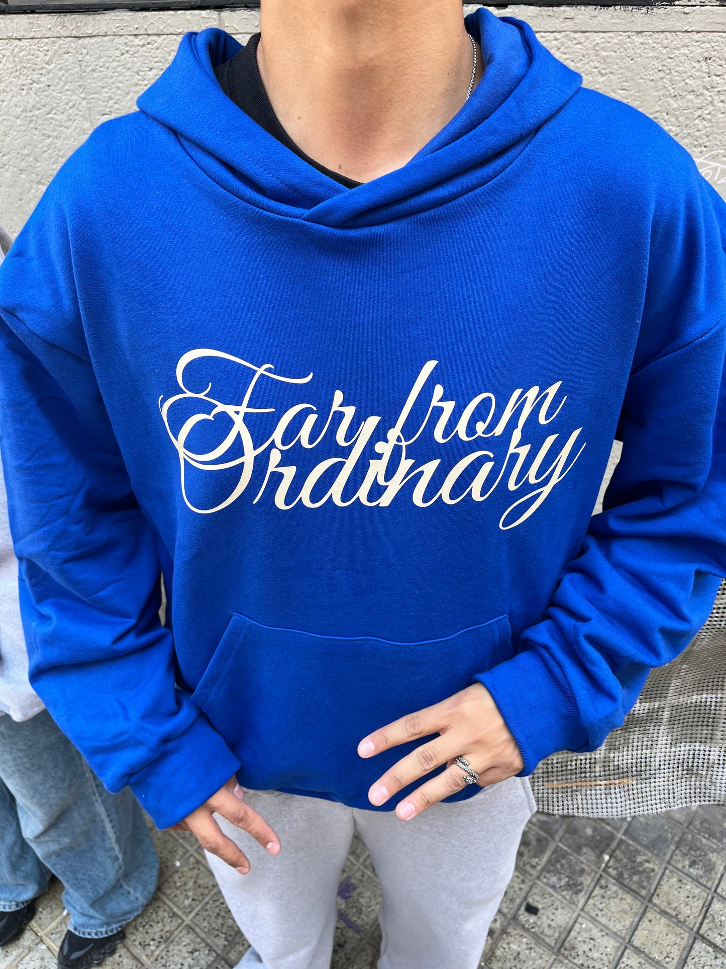 Far From Ordinary - Hoodie Mangas Globo Blue