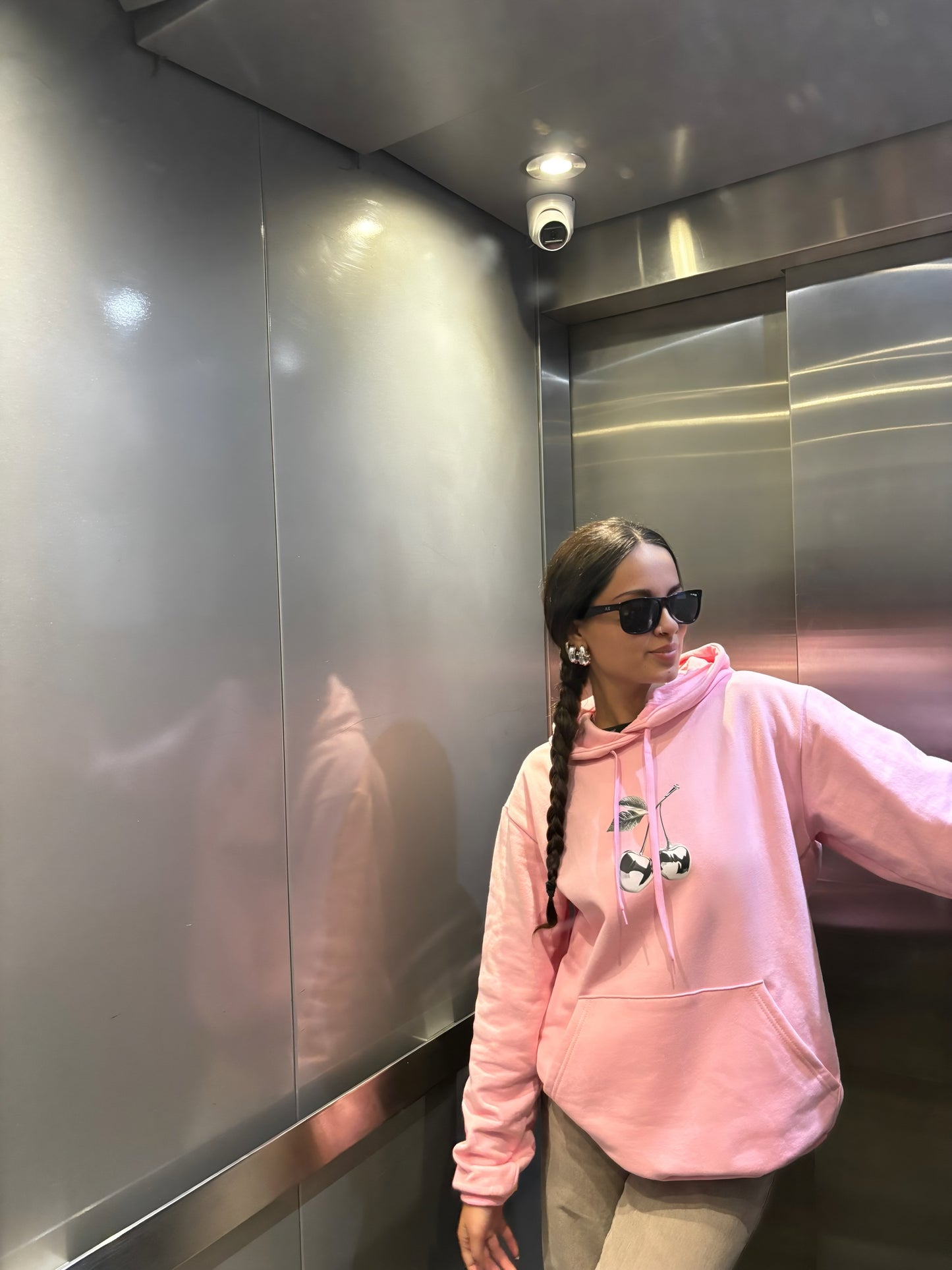 Hoodie cherry modelo clásico rosado pastel