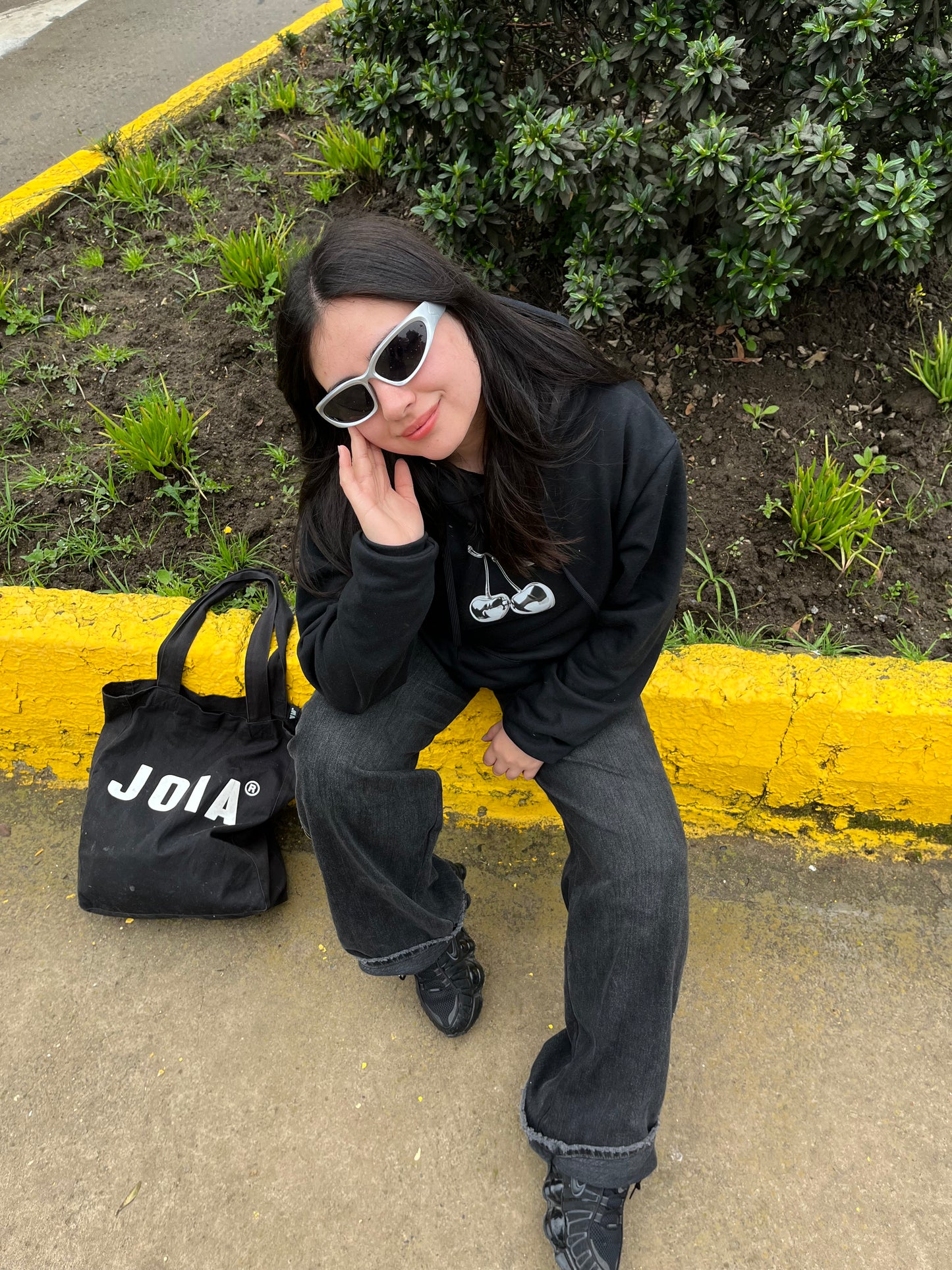 Hoodie cherry modelo clásico negro