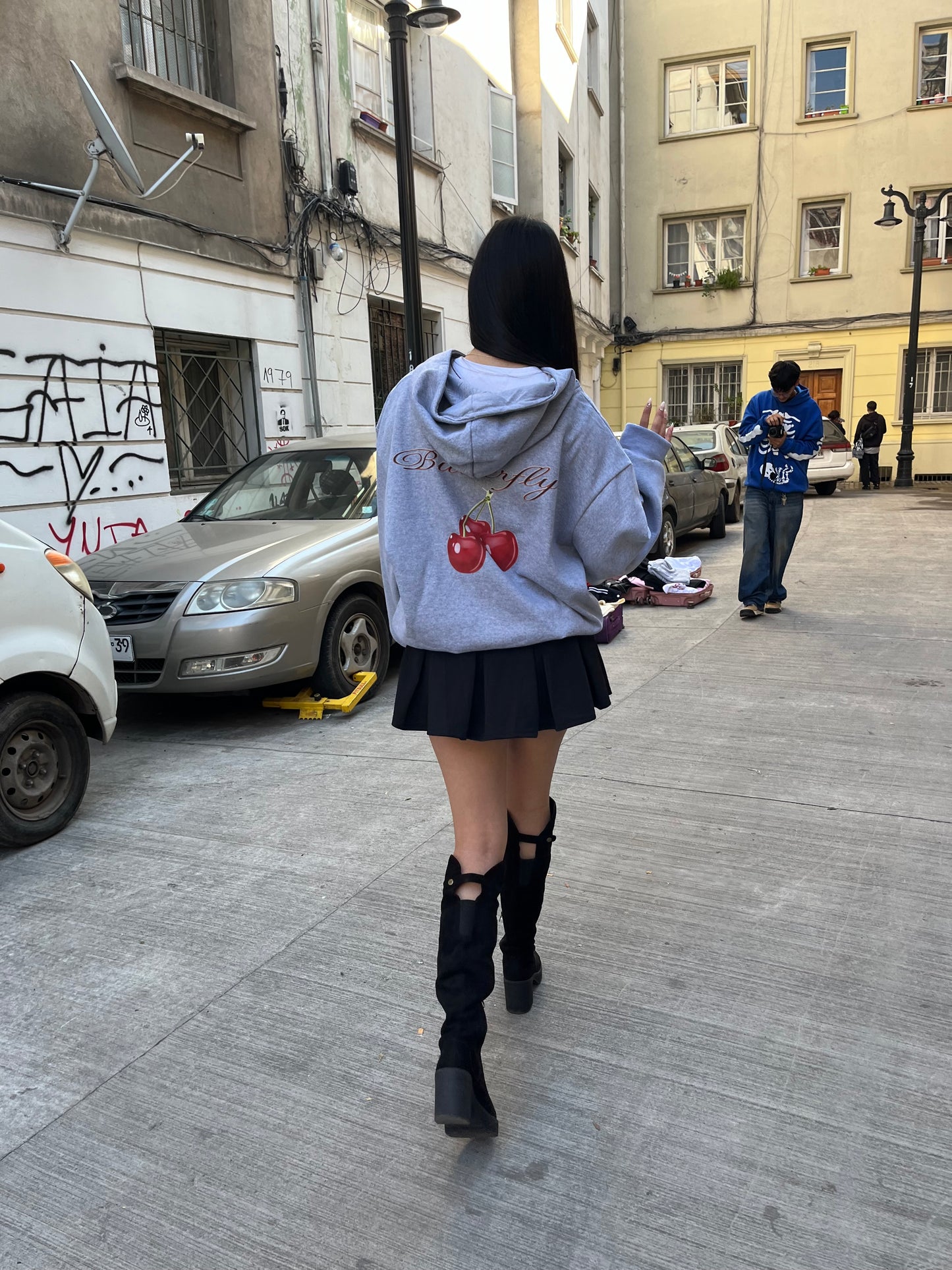 Hoodie cherry modelo manga globo gris