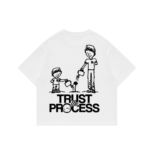 t-shirt trust the process  modelo boxi fit blanco