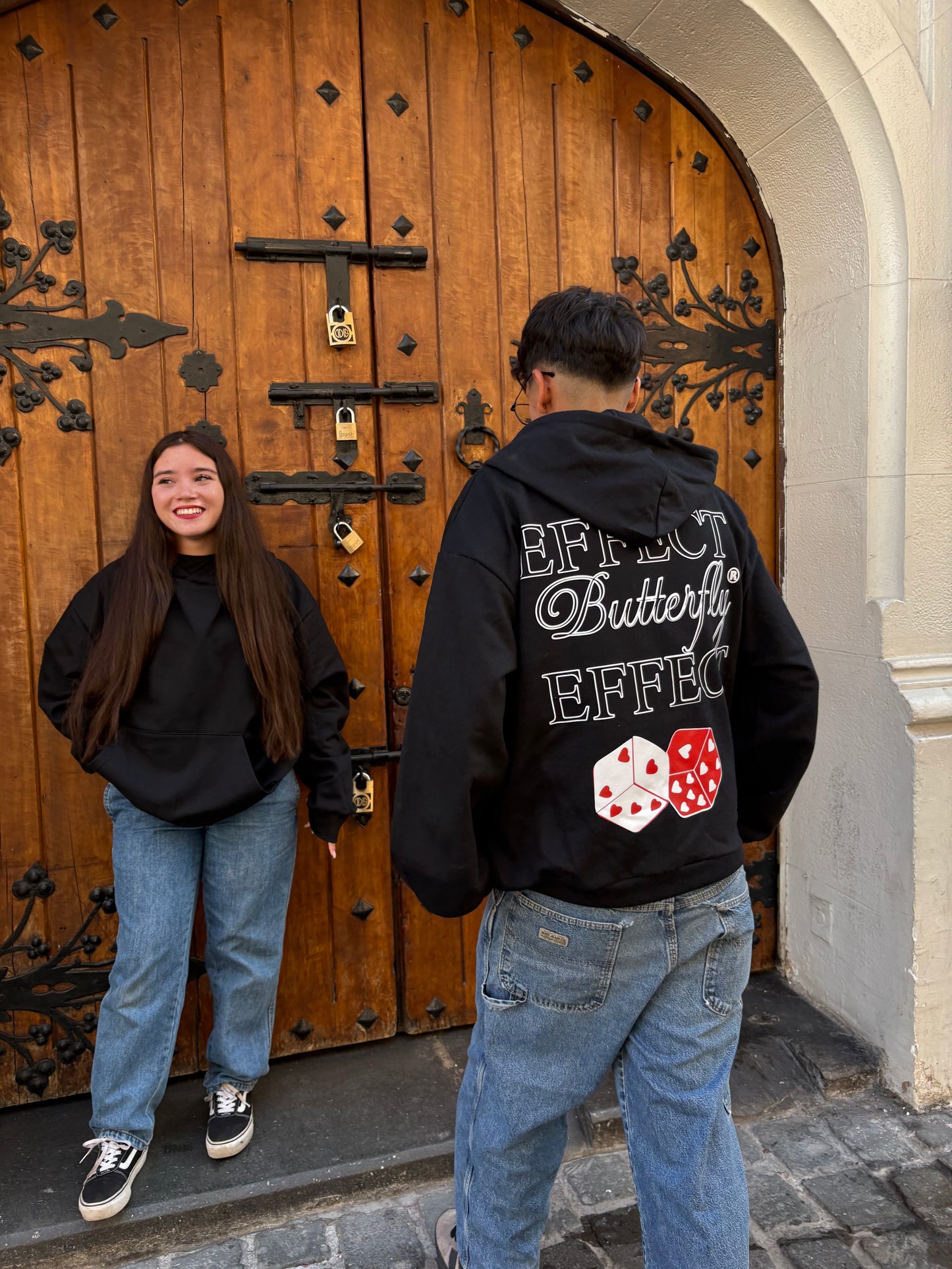 Hoodie  butterfly effect modelo negro mangas globo