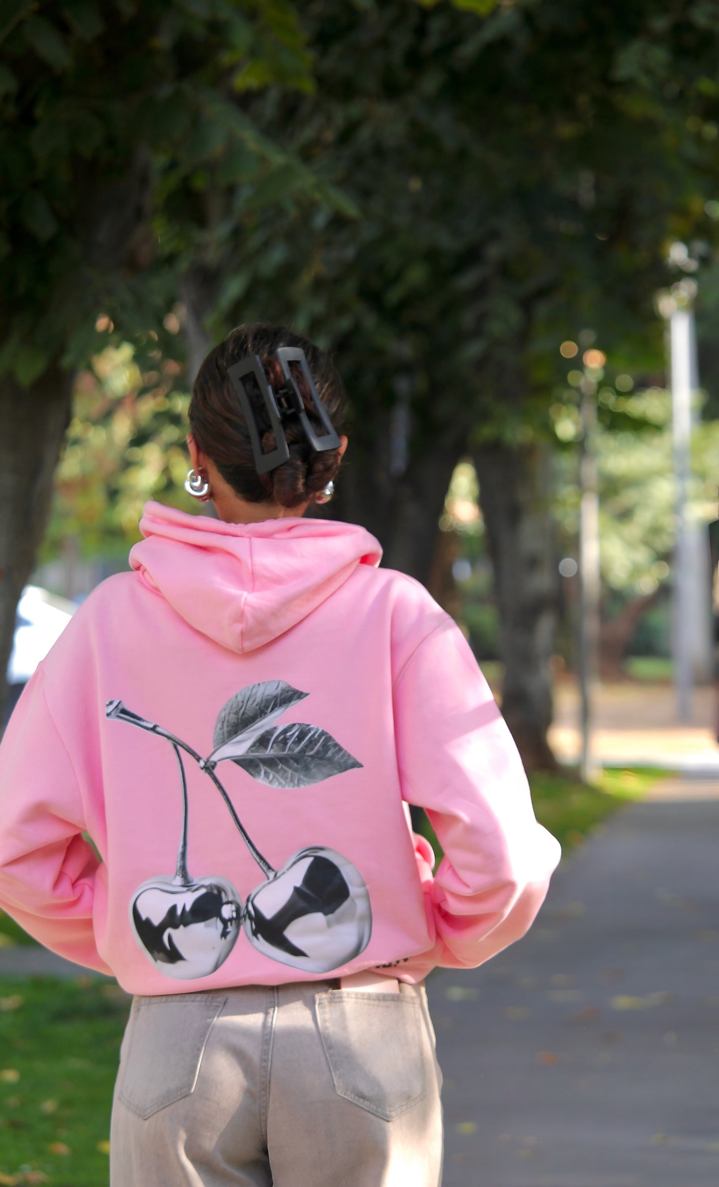 Hoodie cherry modelo clásico rosado pastel