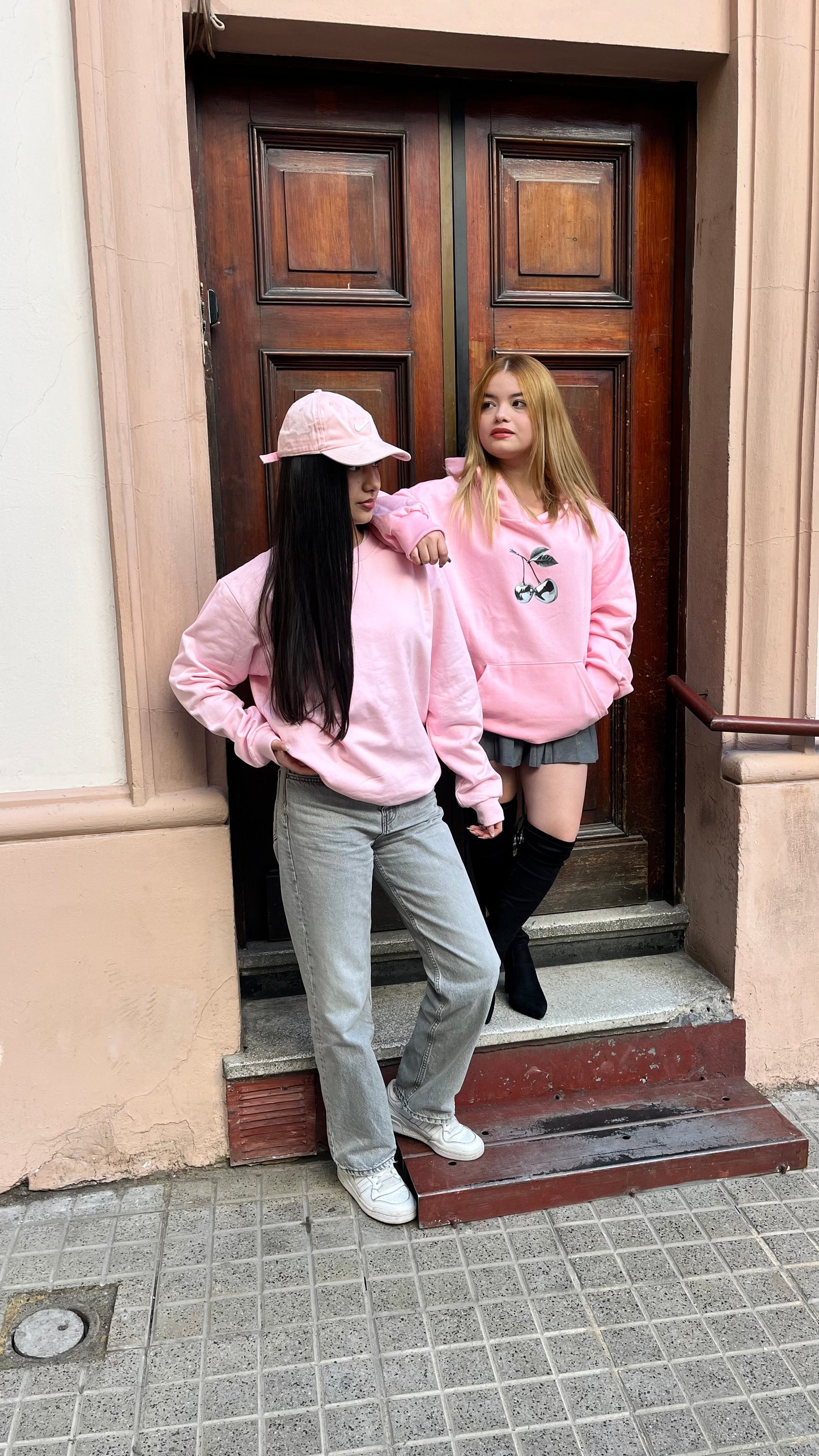 Hoodie cherry modelo clásico rosado pastel