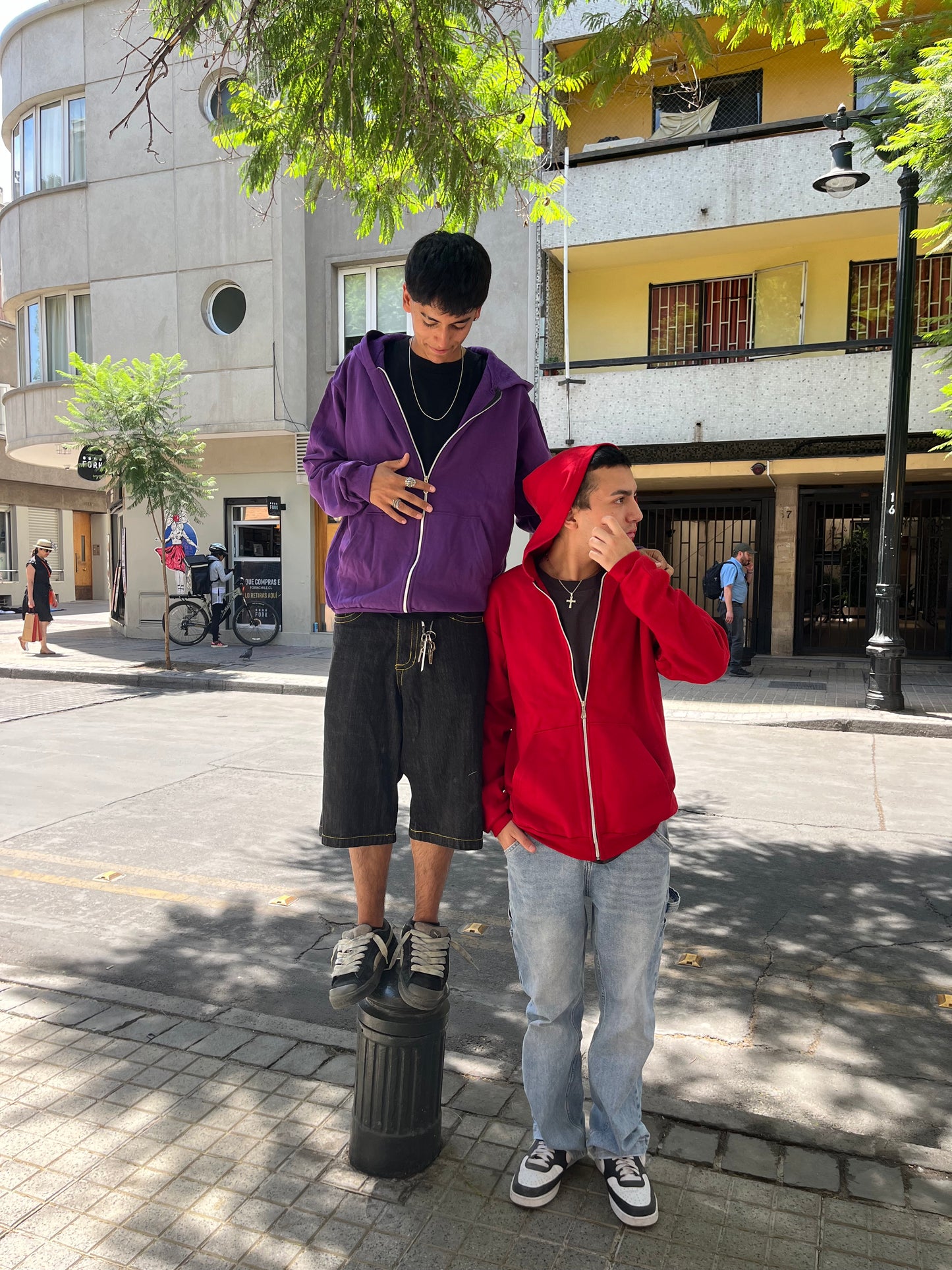 Hoodie basic rojo  zip  modelo clásico