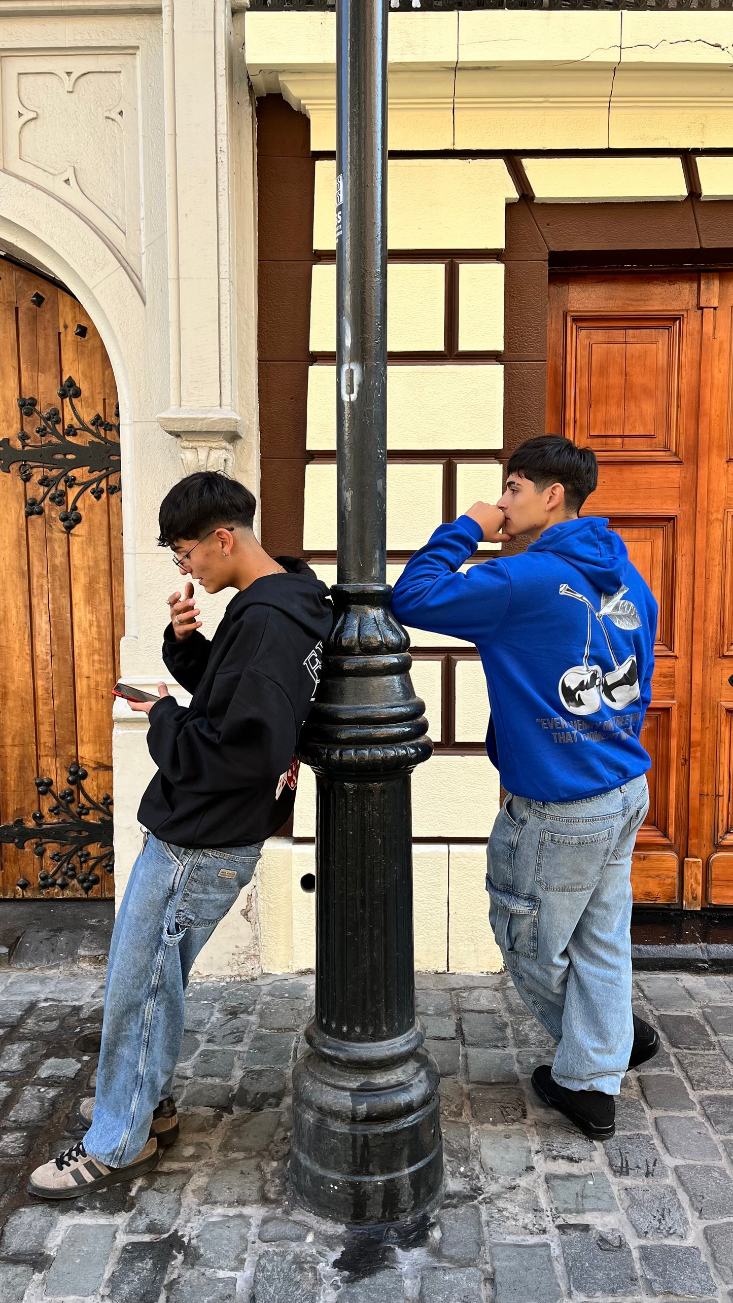 Hoodie cherry modelo clásico azul rey