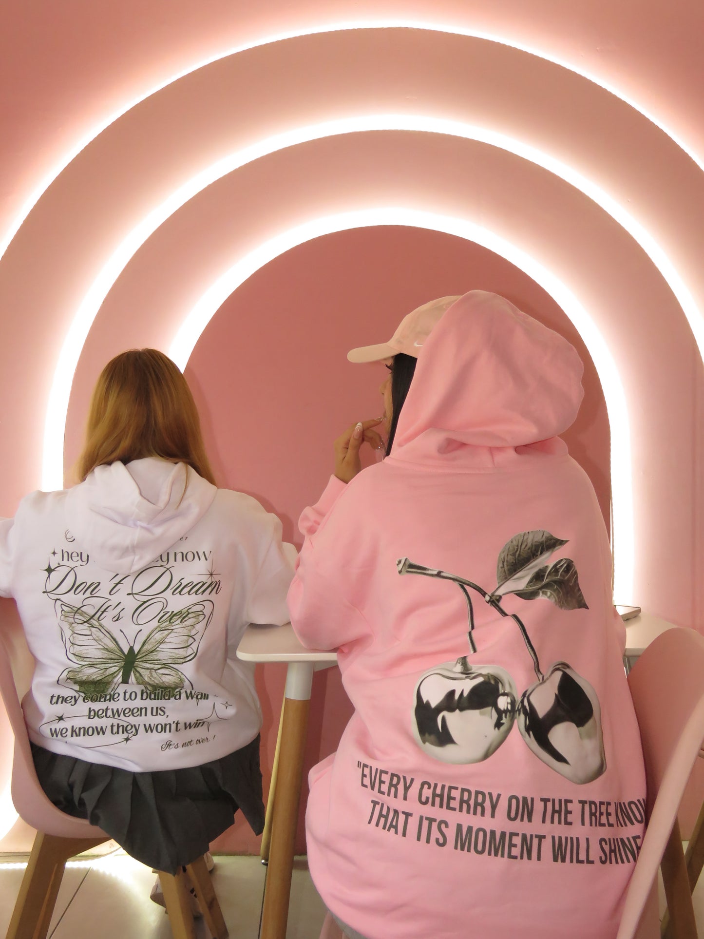 Hoodie cherry modelo clásico rosado pastel