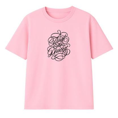 t-shirt trust the process modelo rosado