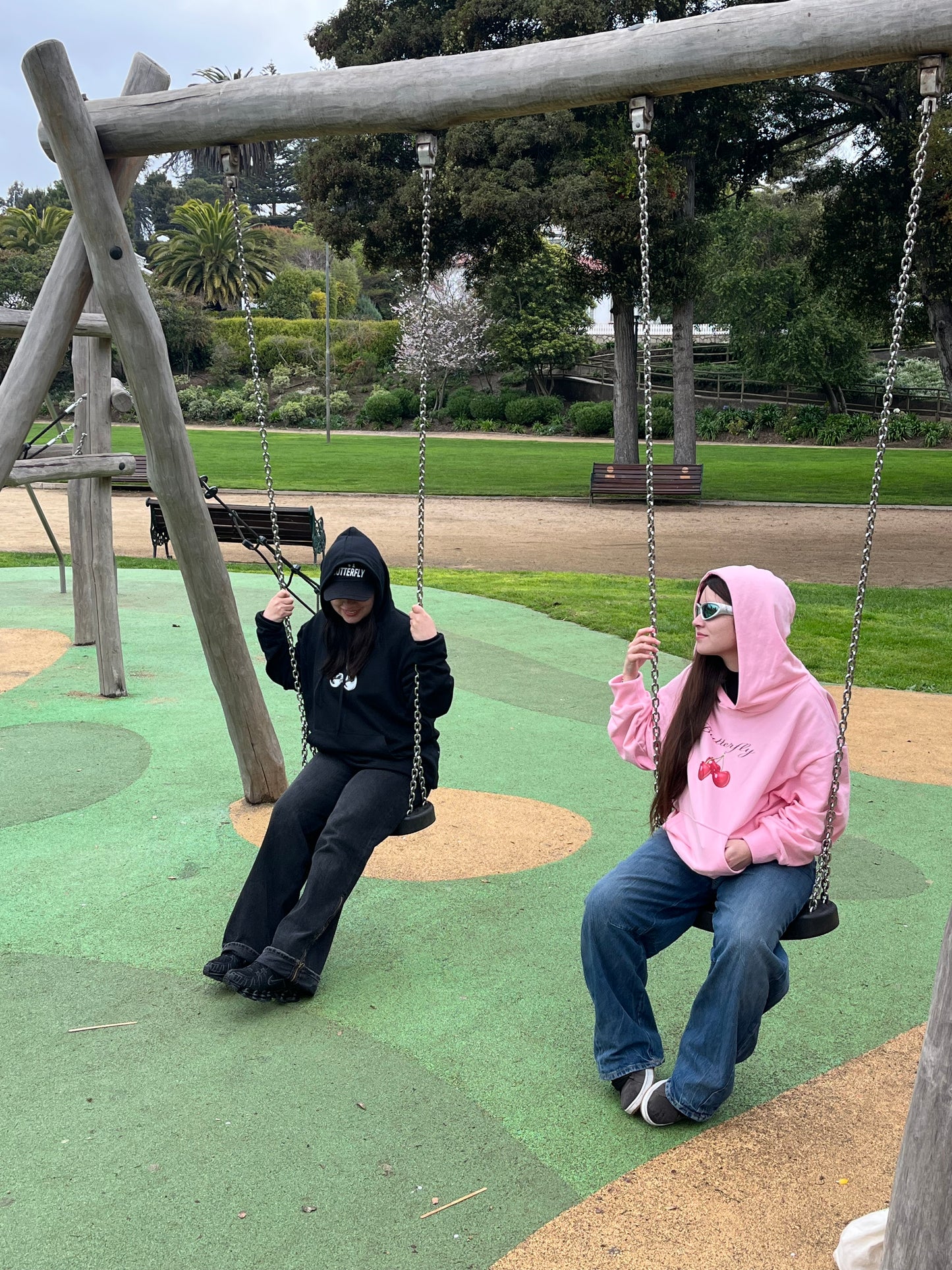 Hoodie cherry modelo clásico negro